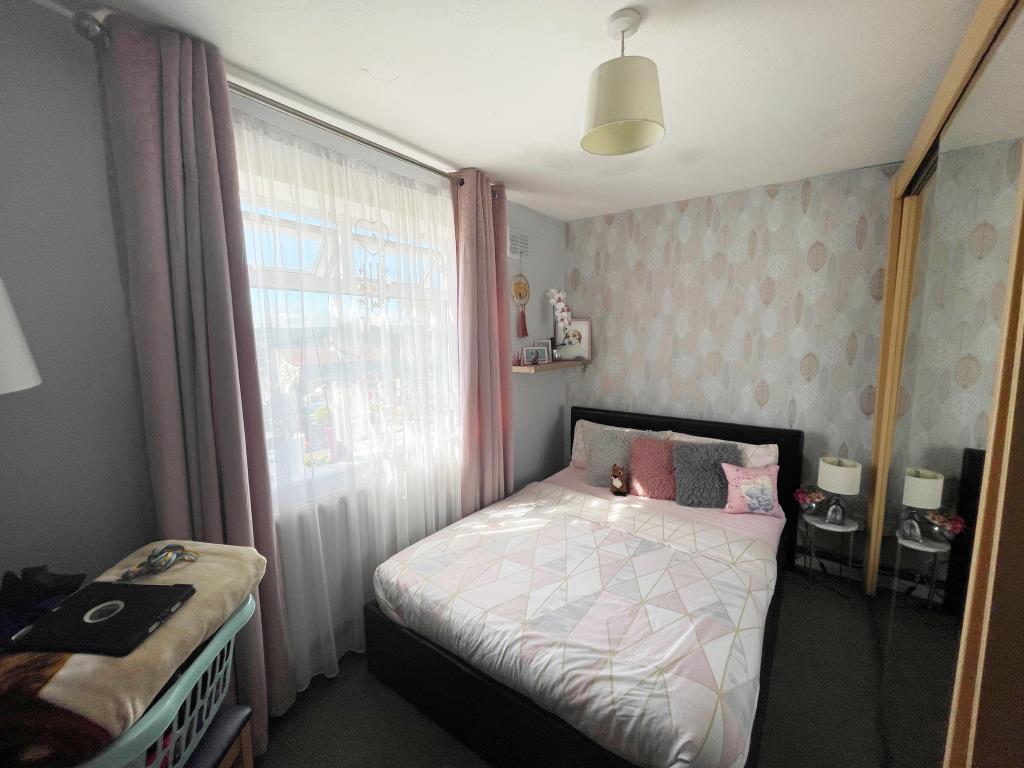 Lot: 146 - TWO-BEDROOM GROUND FLOOR FLAT FOR INVESTMENT - Bedroom with built in wardrobes